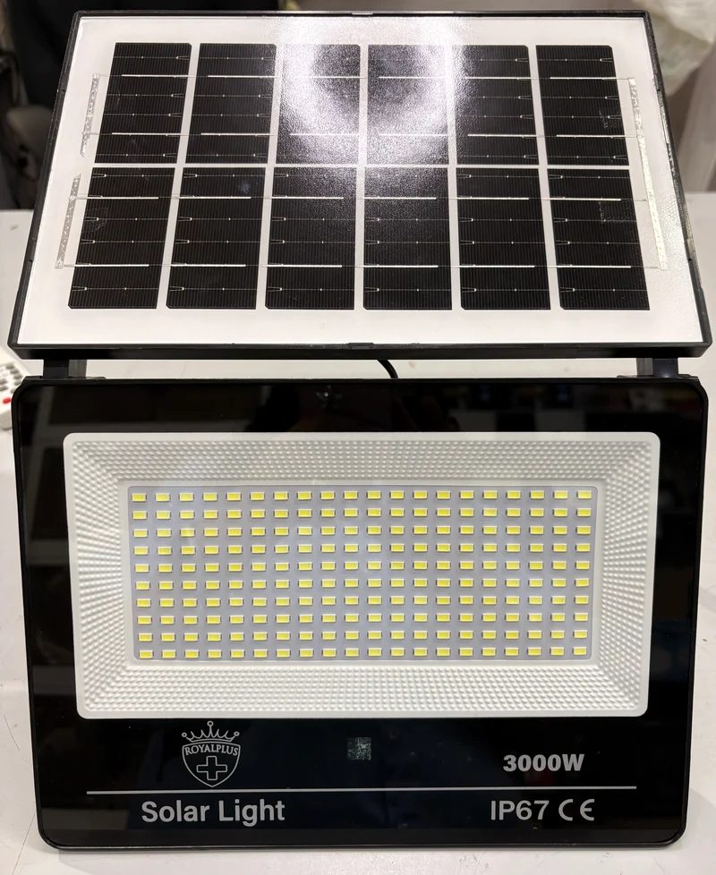 Faro solare con pannello integrato