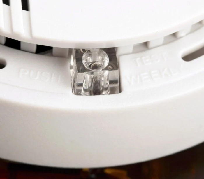 17330 Détecteur de fumée SMOKE ALARM rond automatique avec vis de fixation